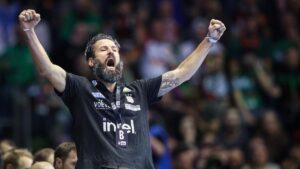 Trainer Bennet Wiegert vom SC Magdeburg gestikuliert emotional und motivierend an der Seitenlinie