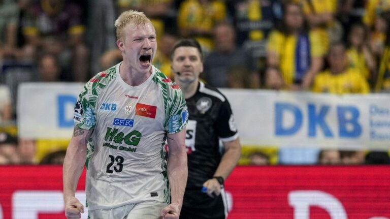 Spieler des SC Magdeburg bejubeln ein Tor im Auswärtsspiel gegen die Rhein-Neckar Löwen
