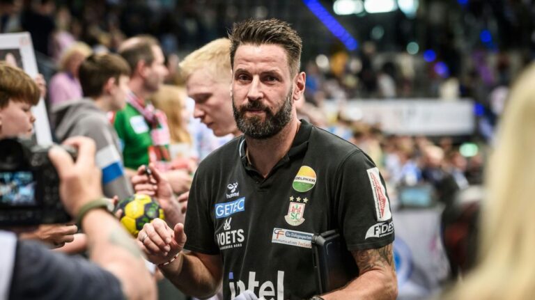 Spieler des SC Magdeburg und der Füchse Berlin in einem intensiven Zweikampf auf dem Spielfeld