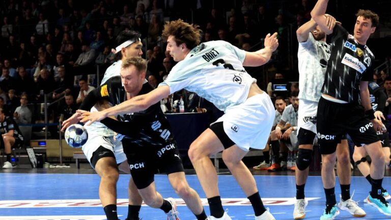 Thibaud Briet im Trikot von HBC Nantes beim Sprungwurf während eines Handballspiels