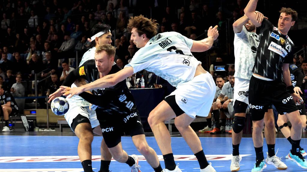 Thibaud Briet im Trikot von HBC Nantes beim Sprungwurf während eines Handballspiels