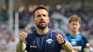 Spieler des SC Paderborn bejubeln das hart erkämpfte 0:0-Remis nach dem Relegations-Hinspiel beim VfL Wolfsburg