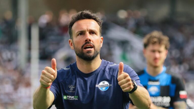 Spieler des SC Paderborn bejubeln das hart erkämpfte 0:0-Remis nach dem Relegations-Hinspiel beim VfL Wolfsburg