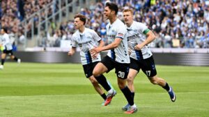 Spieler des SC Paderborn jubeln über den Einzug in die Relegation