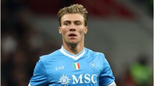Rasmus Højlund im blauen Trikot des SSC Napoli beim Torjubel auf dem Rasen