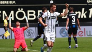 Jubelnde Spieler der SV Elversberg nach einem Treffer gegen den SC Paderborn im Aufstiegsrennen der 2. Bundesliga.