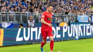 Trainer Vincent Wagner von der SV Elversberg gibt energische Anweisungen am Spielfeldrand an der Kaiserlinde