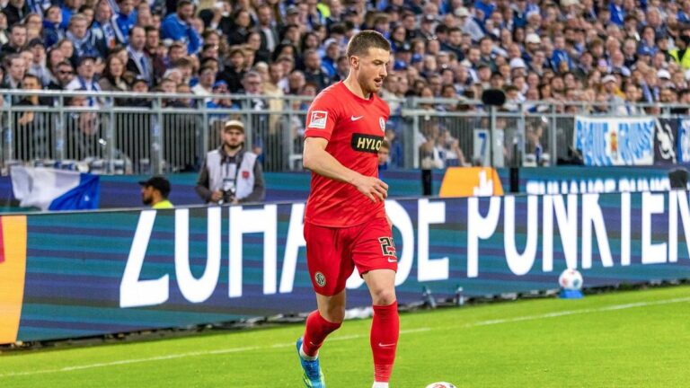Trainer Vincent Wagner von der SV Elversberg gibt energische Anweisungen am Spielfeldrand an der Kaiserlinde