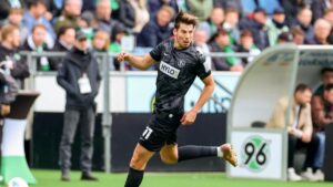 Spieler der SV Elversberg jubeln auf dem Platz über die Chance zum Bundesliga-Aufstieg