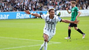 Jubelnde Spieler des SV Elversberg feiern den historischen Aufstieg in die Bundesliga auf dem Rasen