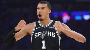 Victor Wembanyama beim Dunk im Trikot der San Antonio Spurs in den NBA Playoffs