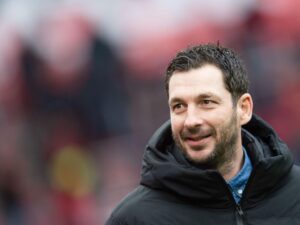 Fußballtrainer Sandro Schwarz gibt am Spielfeldrand Anweisungen