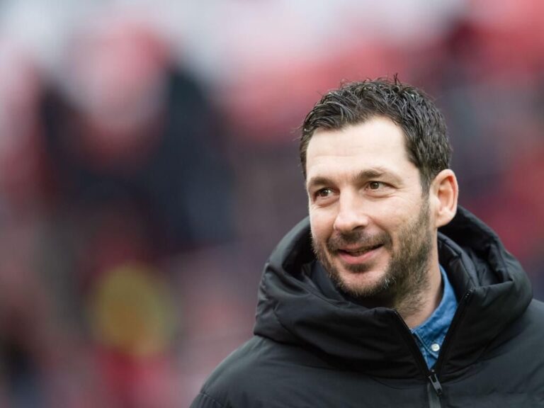 Fußballtrainer Sandro Schwarz gibt am Spielfeldrand Anweisungen