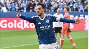 Kenan Karaman jubelt im Trikot des FC Schalke 04 emotional vor den Fans in der Veltins-Arena