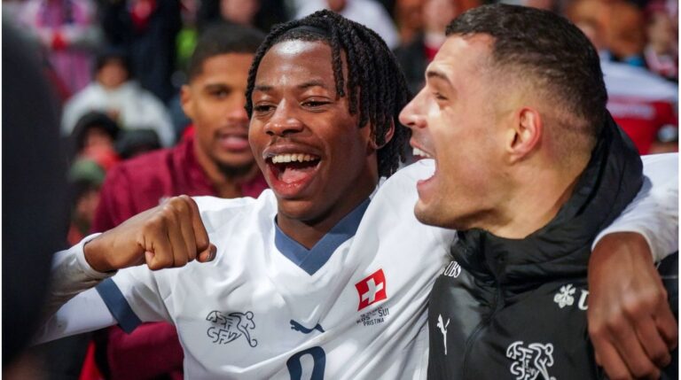 Schweizer Nationaltrainer Murat Yakin gibt taktische Anweisungen am Spielfeldrand.