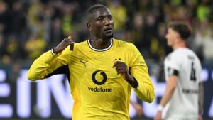Serhou Guirassy im Trikot von Borussia Dortmund blickt nachdenklich auf das Spielfeld