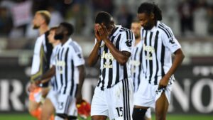 Enttäuschte Spieler von Juventus Turin und dem AC Mailand nach dem Verpassen der Königsklasse in der Serie A.