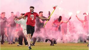 Ein dichtes rotes Pyro-Meer auf dem Spielfeld während des abgebrochenen Derbys zwischen Slavia Prag und Sparta Prag.