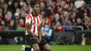 Nico Williams im Trikot der spanischen Nationalmannschaft blickt hochkonzentriert auf das Spielfeld