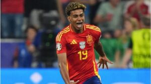 Spaniens Nationaltrainer Luis de la Fuente dirigiert sein Team an der Seitenlinie