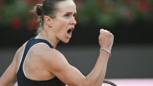 Elina Svitolina jubelt mit dem Pokal nach ihrem Finalsieg beim Tennisturnier in Rom gegen Coco Gauff auf dem Sandplatz