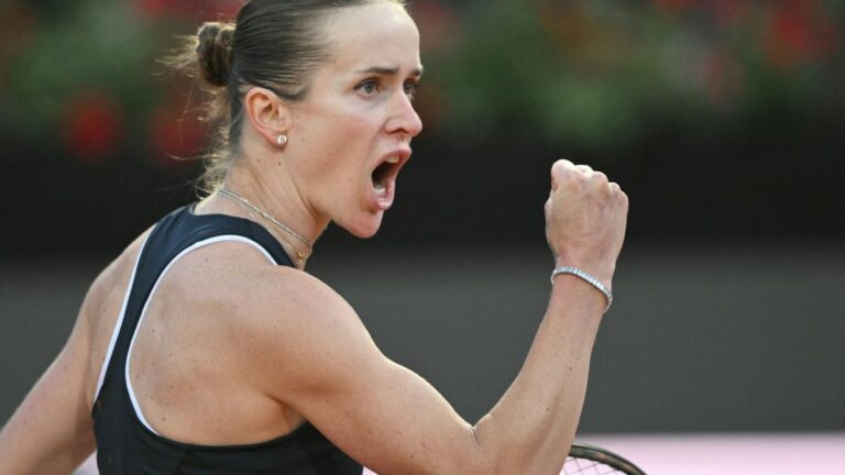 Elina Svitolina jubelt mit dem Pokal nach ihrem Finalsieg beim Tennisturnier in Rom gegen Coco Gauff auf dem Sandplatz