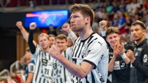 Spieler des THW Kiel werfen im Handball-Spiel gegen den Bergischen HC auf das Tor