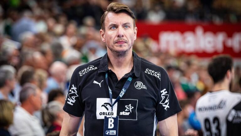 Ein entschlossener THW Kiel Spieler wirft den Ball im Spiel der Handball European League auf das gegnerische Tor.