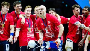 Handballspieler des THW Kiel und der SG Flensburg-Handewitt bei einem intensiven Zweikampf auf dem Spielfeld