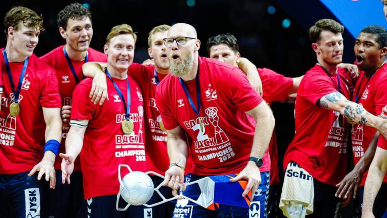 Handballspieler des THW Kiel und der SG Flensburg-Handewitt bei einem intensiven Zweikampf auf dem Spielfeld