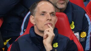Thomas Tuchel blickt fokussiert im Trainingsanzug der englischen Nationalmannschaft