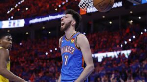 Chet Holmgren von den Oklahoma City Thunder beim Spielball gegen die Los Angeles Lakers