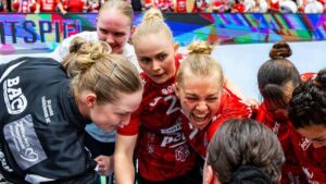 Spielszene Thüringer HC gegen Viborg HK in der EHF European League mit jubelnder Torhüterin Laura Kuske