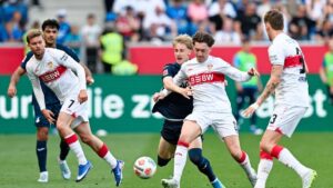 Jubelnde Spieler des VfB Stuttgart nach einem späten Tor auf dem Spielfeld