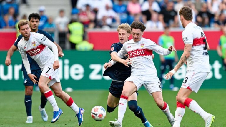 Jubelnde Spieler des VfB Stuttgart nach einem späten Tor auf dem Spielfeld