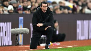 Trainer Unai Emery gestikuliert fokussiert an der Seitenlinie während eines Europapokalspiels