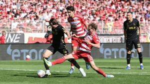 Fußballer von Union Berlin bejubeln den späten Ausgleichstreffer gegen den 1. FC Köln an der Alten Försterei.