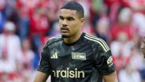 Danilo Doekhi im Trikot von Union Berlin blickt konzentriert auf dem Spielfeld.