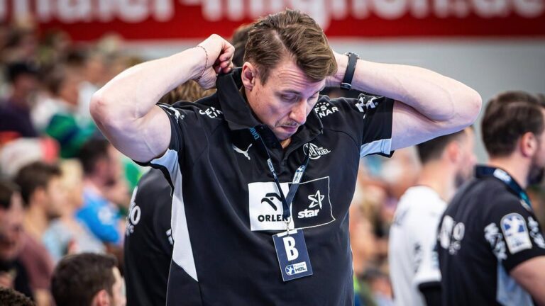 Trainer Filip Jicha vom THW Kiel steht nachdenklich am Spielfeldrand