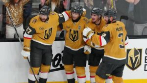 Eishockeyspieler der Vegas Golden Knights jubeln über ein Tor gegen die Colorado Avalanche.