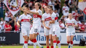 Jubelnde Spielerinnen der VfB Stuttgart Frauen in Aufstiegsshirts auf dem Platz nach dem Sieg gegen Wolfsburg