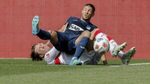 Spieler des VfB Stuttgart, der TSG Hoffenheim und von Bayer Leverkusen in einer dynamischen Zweikampfszene