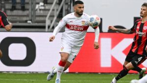 Deniz Undav jubelt im Trikot des VfB Stuttgart auf dem Spielfeld