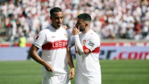 Jamie Leweling im Trikot des VfB Stuttgart jubelt entschlossen auf dem Spielfeld.