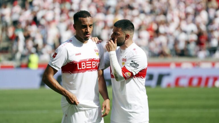 Jamie Leweling im Trikot des VfB Stuttgart jubelt entschlossen auf dem Spielfeld.