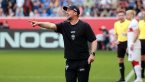 VfB-Trainer Sebastian Hoeneß steht fokussiert am Spielfeldrand und gibt seiner Mannschaft Anweisungen