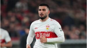 Deniz Undav im Trikot des VfB Stuttgart blickt konzentriert auf das Spielfeld