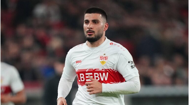 Deniz Undav im Trikot des VfB Stuttgart blickt konzentriert auf das Spielfeld