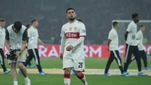 Deniz Undav im Trikot des VfB Stuttgart beim Torjubel auf dem Rasen