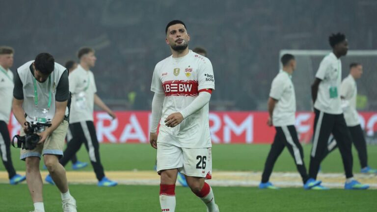 Deniz Undav im Trikot des VfB Stuttgart beim Torjubel auf dem Rasen